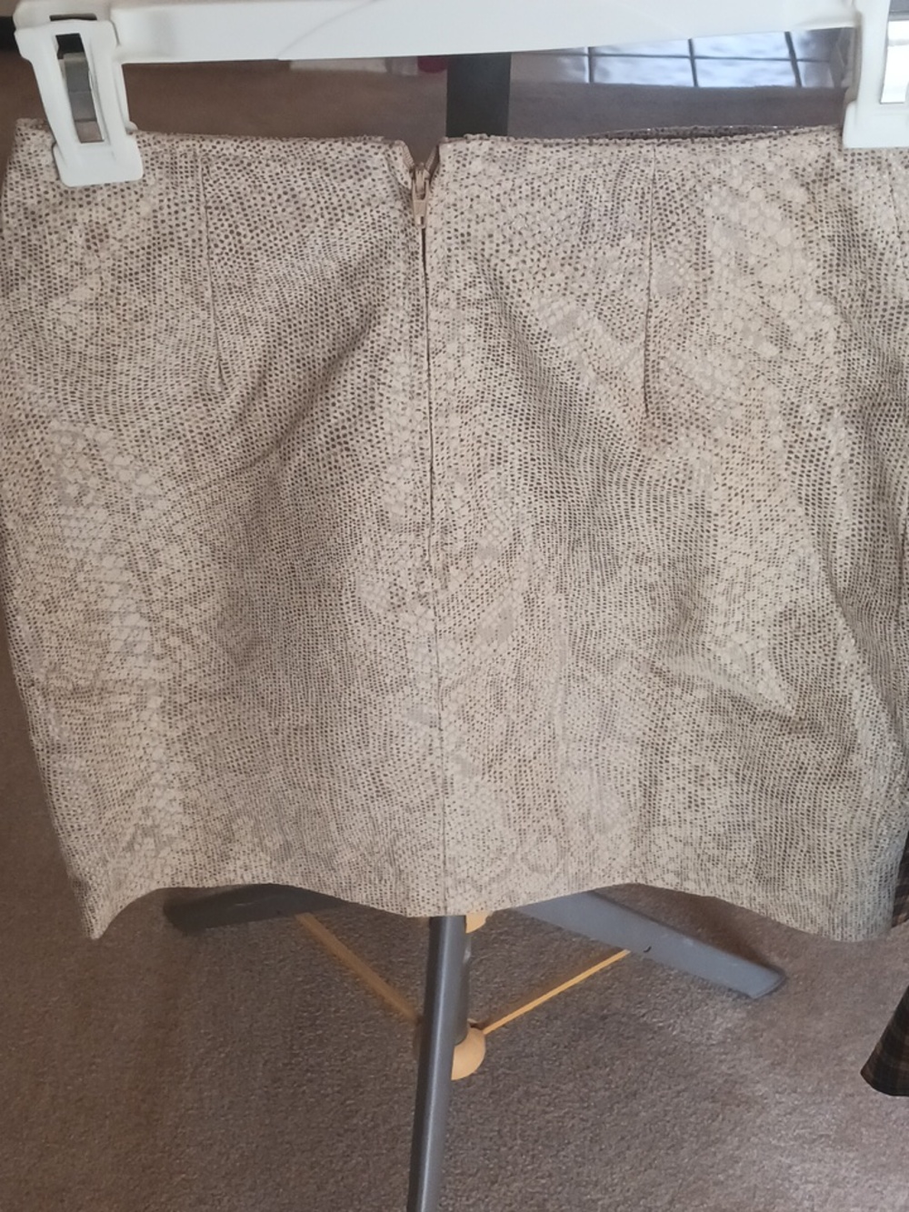 Vintage women's Leather skirt, U.S. size 2 Danier/Canada/-reptile Print - Picture 13 of 13